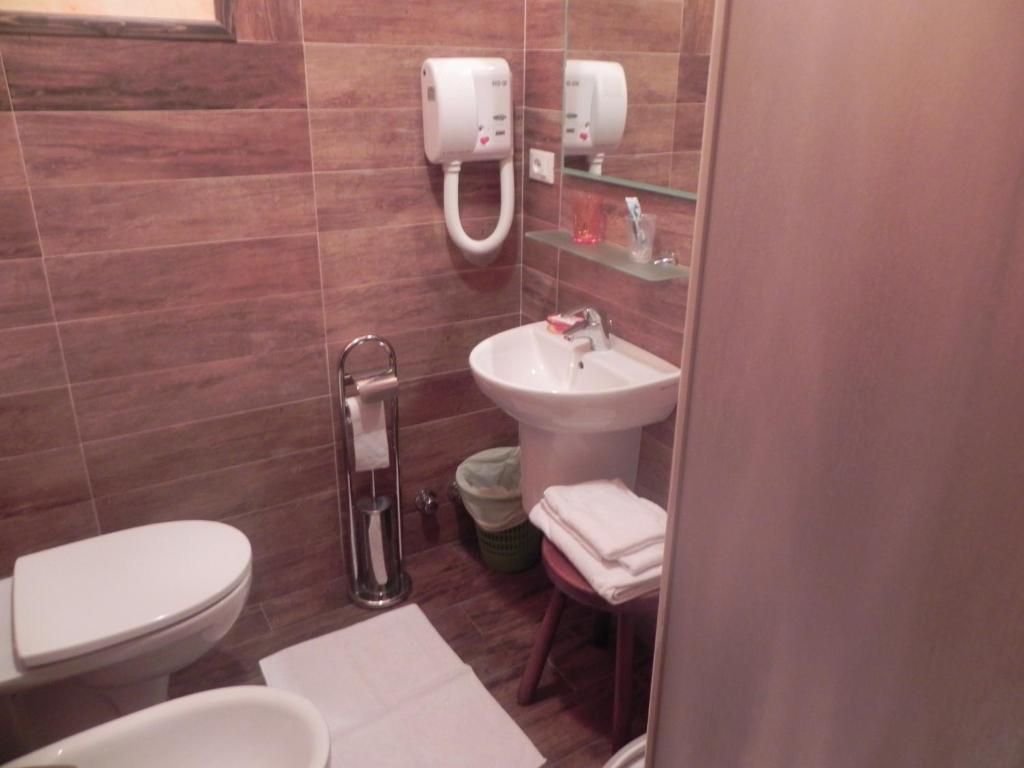 Hotel Trois Etoiles Entracque Zimmer foto